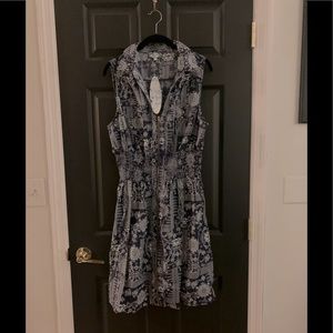 Sleeveless dress with a cinched waist